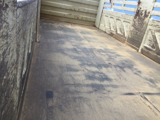 10ล้อดั้มHino Fm1m. 320แรง...วางเครื่องP11c.  มีระบบลากพ่วง. รถสวยมาก...รถบรรทุกถังน้ำยางไม่ได้บรรทุกดิน