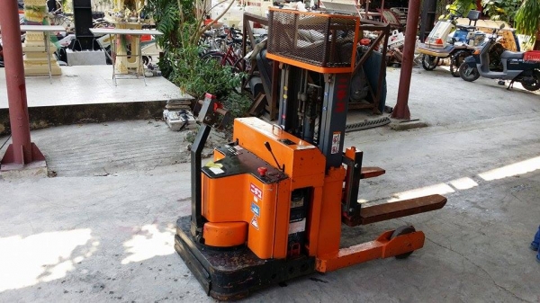 แฮนด์ลิฟต์ยกของไฟฟ้า  NICHIYO  เก่าญี่ปุ่น สามารถใช้ยกสิ่งของต่างๆได้อย่างสะดวก