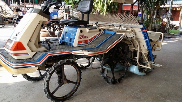 รถปลูกข้าวนั่งขับ ISEKI  รุ่น PA500D  เก่าญี่ปุ่น พร้อมกล่องหยอดปุ๋ยด้านท้าย ดำนา 5 แถว สภาพสวย เครื่องยนต์ติดง่าย สภาพสวยพร้อมใช้งาน