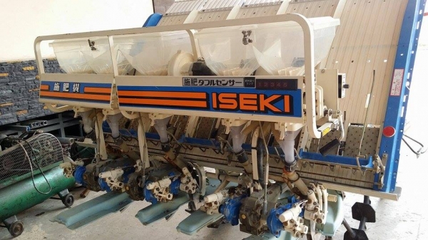 รถปลูกข้าวนั่งขับ ISEKI  รุ่น PA500D  เก่าญี่ปุ่น พร้อมกล่องหยอดปุ๋ยด้านท้าย ดำนา 5 แถว สภาพสวย เครื่องยนต์ติดง่าย สภาพสวยพร้อมใช้งาน