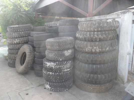 ยาง 9.00-20 ลายทหาร สวยๆ 4 เส้น ราคา 5900 บาท(ล็อตนี้บางเส้นมีแถมยางในยางลองคอ)