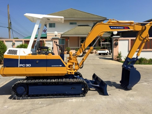 รถขุด แบคโฮล KOMATSU PC30-5 ทำสีใหม่ นำเข้า มือสองญี่ปุ่น