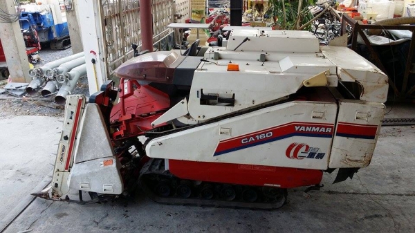 รถเกี่ยวข้าวพร้อมนวดข้าวในตัว แบบนั่งขับ เก่าญี่ปุ่น  YANMAR  CA160 ขนาด 16 แรง มีตัวอุ้มเกี่ยวข้าวล้ม  สภาพดี เครื่องยนต์ติดง่ายพร้อมใช้งาน