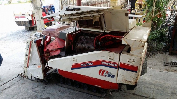 รถเกี่ยวข้าวพร้อมนวดข้าวในตัว แบบนั่งขับ เก่าญี่ปุ่น  YANMAR Ee-3  ขนาด 10 แรง มีตัวอุ้มเกี่ยวข้าวล้ม  สภาพสวย คุณภาพดี