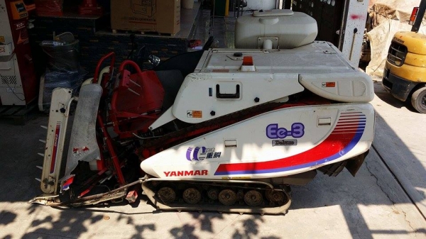 รถเกี่ยวข้าวพร้อมนวดข้าวในตัว แบบนั่งขับ เก่าญี่ปุ่น  YANMAR Ee-3  ขนาด 10 แรง มีตัวอุ้มเกี่ยวข้าวล้ม  สภาพสวย คุณภาพดี