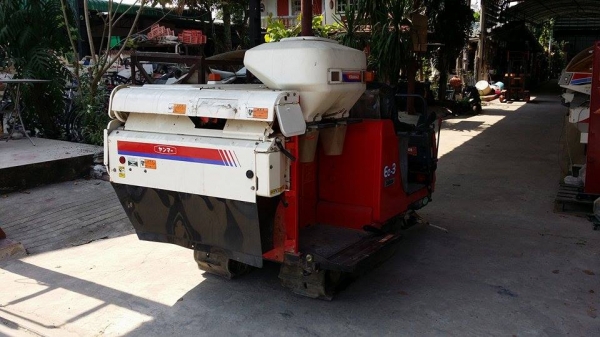 รถเกี่ยวข้าวพร้อมนวดข้าวในตัว แบบนั่งขับ เก่าญี่ปุ่น  YANMAR Ee-3  ขนาด 10 แรง มีตัวอุ้มเกี่ยวข้าวล้ม  สภาพสวย คุณภาพดี