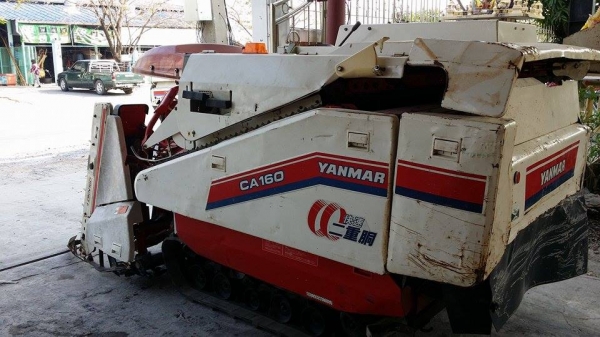 รถเกี่ยวข้าวพร้อมนวดข้าวในตัว แบบนั่งขับ เก่าญี่ปุ่น  YANMAR Ee-3  ขนาด 10 แรง มีตัวอุ้มเกี่ยวข้าวล้ม  สภาพสวย คุณภาพดี