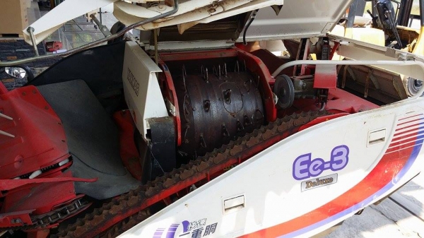 รถเกี่ยวข้าวพร้อมนวดข้าวในตัว แบบนั่งขับ เก่าญี่ปุ่น  YANMAR Ee-3  ขนาด 10 แรง มีตัวอุ้มเกี่ยวข้าวล้ม  สภาพสวย คุณภาพดี