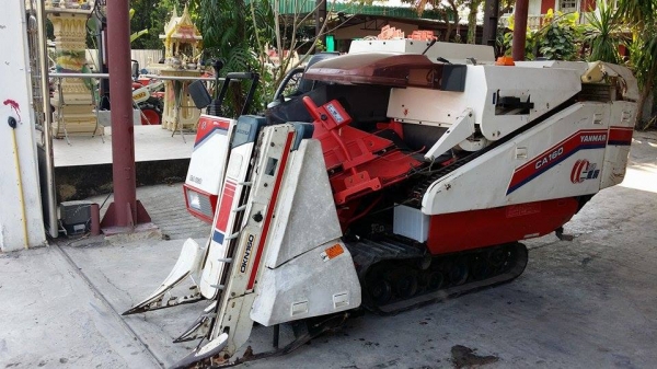 รถเกี่ยวข้าวพร้อมนวดข้าวในตัว แบบนั่งขับ เก่าญี่ปุ่น  YANMAR Ee-3  ขนาด 10 แรง มีตัวอุ้มเกี่ยวข้าวล้ม  สภาพสวย คุณภาพดี