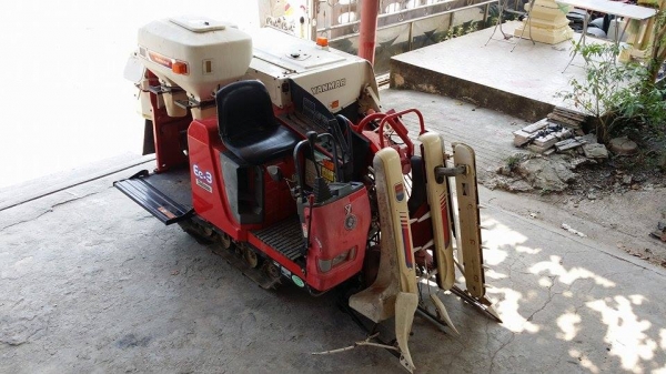 รถเกี่ยวข้าวพร้อมนวดข้าวในตัว แบบนั่งขับ เก่าญี่ปุ่น  YANMAR Ee-3  ขนาด 10 แรง มีตัวอุ้มเกี่ยวข้าวล้ม  สภาพสวย คุณภาพดี