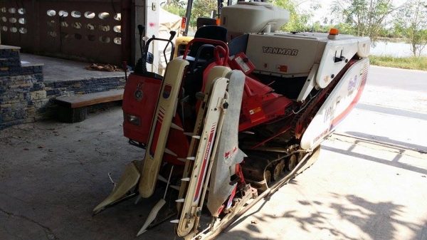 รถเกี่ยวข้าวพร้อมนวดข้าวในตัว แบบนั่งขับ เก่าญี่ปุ่น  YANMAR Ee-3  ขนาด 10 แรง มีตัวอุ้มเกี่ยวข้าวล้ม  สภาพสวย คุณภาพดี