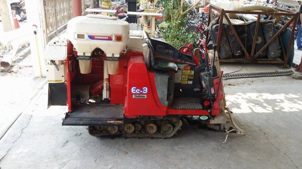 รถเกี่ยวข้าวพร้อมนวดข้าวในตัว แบบนั่งขับ เก่าญี่ปุ่น  YANMAR Ee-3  ขนาด 10 แรง มีตัวอุ้มเกี่ยวข้าวล้ม  สภาพสวย คุณภาพดี