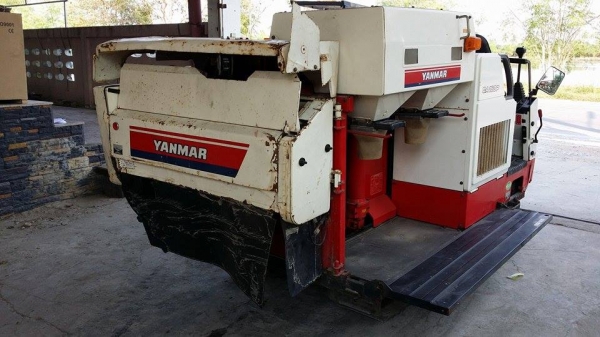 รถเกี่ยวข้าวพร้อมนวดข้าวในตัว แบบนั่งขับ เก่าญี่ปุ่น  YANMAR Ee-3  ขนาด 10 แรง มีตัวอุ้มเกี่ยวข้าวล้ม  สภาพสวย คุณภาพดี