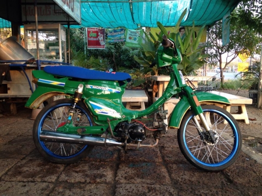 ขายราคาสุดท้าย Rc เเปลงดรีมคุรุ เครื่องเวฟ 100 สภาพสวยๆ ราคาสุดท้าย 5000 บาท ราคานี้งดต่อลอง(สีทำใหม่ ตระกร้าหน้าใหม่ เบาะหุ้มใหม่ น้ำมันเครื่องเปลี่ยนให้เเล้ว) ที่เหลือตามรูป สนใจ ทักเเชทหรือโทรสอบถาม 089-8054390 / 083-9008343 โอ๋ อยู่จังหวัด ลพบุรี