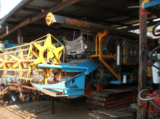 ขายรถเกี่ยวข้าวปานเจริญ อุ้ม 2.7 ตัน เครื่องยนต์ JO8C-2  ตัวเดิน 12 HT ปั้มไดกิ๊นส์ เบอร์ 23 ลูกรอลเลอร์ 11 ลูก โซ่ 47 ข้อ