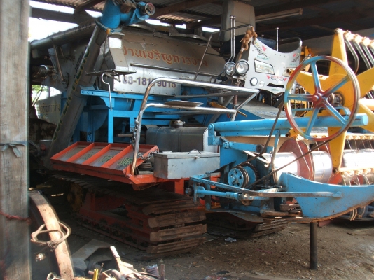 ขายรถเกี่ยวข้าวปานเจริญ อุ้ม 2.7 ตัน เครื่องยนต์ JO8C-2  ตัวเดิน 12 HT ปั้มไดกิ๊นส์ เบอร์ 23 ลูกรอลเลอร์ 11 ลูก โซ่ 47 ข้อ