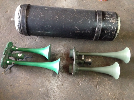 แตรลม600บาท ถังลม800บาท อุปกรณ์สาย+สามทาง+สวิทช์+หัวเติมลม+เกจวัดลมอีก300บาท อยู่ดอนเมืองTEL0890671028 LINE ID arnat1028