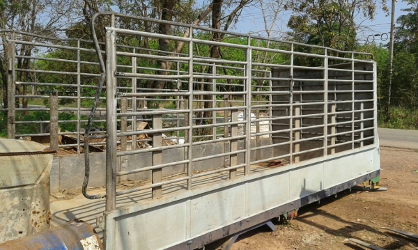 ขายกระบะ 6 ล้อ ยาว 5.50 เมตร  กว้าง 2.20 เมตร  คอสูง 2.10 เมตร พื้นเลส ราคาต่อรองได้ครับ