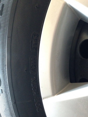 ล้อ ยางรถตู้โตโยต้าคอมมูเตอร์6รู ขอบ15กะทะ ฝาครอบ สภาพใหม่มาก ยางKUMHO195R15 ปี13ดอกเต็ม วิ่งไป300ก.ม. ถ่วงล้อมาพร้อมวิ่งไม่มีสั่น ขาย4วงยกชุด7000บาท อยู่ดอนเมืองTEL0890671028 LINE ID arnat1028