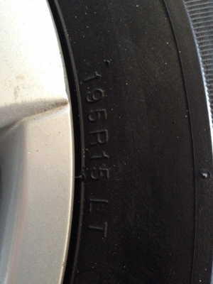 ล้อ ยางรถตู้โตโยต้าคอมมูเตอร์6รู ขอบ15กะทะ ฝาครอบ สภาพใหม่มาก ยางKUMHO195R15 ปี13ดอกเต็ม วิ่งไป300ก.ม. ถ่วงล้อมาพร้อมวิ่งไม่มีสั่น ขาย4วงยกชุด7000บาท อยู่ดอนเมืองTEL0890671028 LINE ID arnat1028