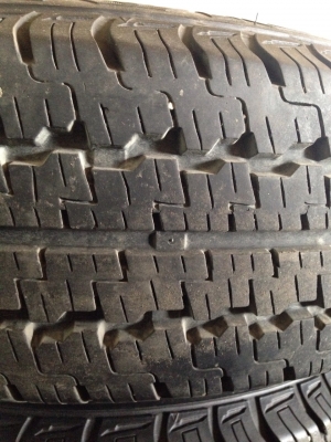 ล้อ ยางรถตู้โตโยต้าคอมมูเตอร์6รู ขอบ15กะทะ ฝาครอบ สภาพใหม่มาก ยางKUMHO195R15 ปี13ดอกเต็ม วิ่งไป300ก.ม. ถ่วงล้อมาพร้อมวิ่งไม่มีสั่น ขาย4วงยกชุด7000บาท อยู่ดอนเมืองTEL0890671028 LINE ID arnat1028