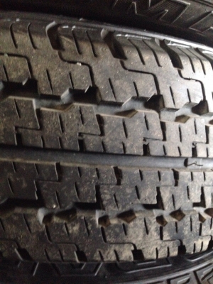 ล้อ ยางรถตู้โตโยต้าคอมมูเตอร์6รู ขอบ15กะทะ ฝาครอบ สภาพใหม่มาก ยางKUMHO195R15 ปี13ดอกเต็ม วิ่งไป300ก.ม. ถ่วงล้อมาพร้อมวิ่งไม่มีสั่น ขาย4วงยกชุด7000บาท อยู่ดอนเมืองTEL0890671028 LINE ID arnat1028