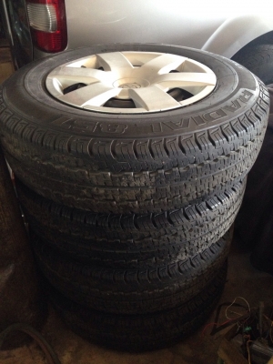 ล้อ ยางรถตู้โตโยต้าคอมมูเตอร์6รู ขอบ15กะทะ ฝาครอบ สภาพใหม่มาก ยางKUMHO195R15 ปี13ดอกเต็ม วิ่งไป300ก.ม. ถ่วงล้อมาพร้อมวิ่งไม่มีสั่น ขาย4วงยกชุด7000บาท อยู่ดอนเมืองTEL0890671028 LINE ID arnat1028