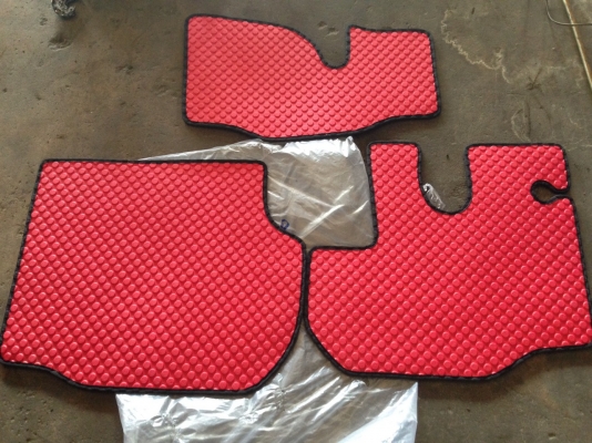 พรมลายกระดุม ใส่รถตู้คอมมูเตอร์ ชุดหน้า3ชิ้น ของใหม่สีแดง700บาท อยู่ดอนเมืองTEL0890671028 LINE ID arnat1028