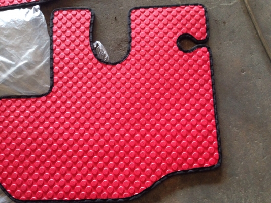 พรมลายกระดุม ใส่รถตู้คอมมูเตอร์ ชุดหน้า3ชิ้น ของใหม่สีแดง700บาท อยู่ดอนเมืองTEL0890671028 LINE ID arnat1028