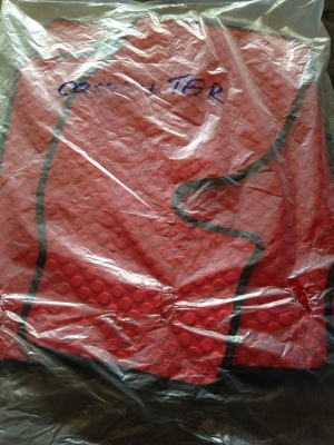 พรมลายกระดุม ใส่รถตู้คอมมูเตอร์ ชุดหน้า3ชิ้น ของใหม่สีแดง700บาท อยู่ดอนเมืองTEL0890671028 LINE ID arnat1028