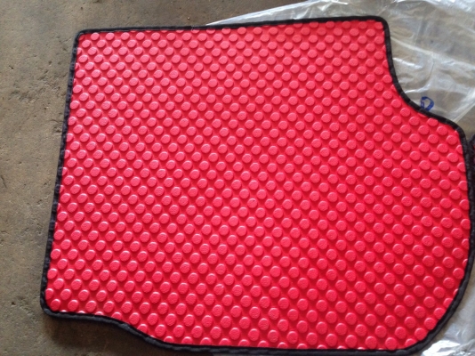 พรมลายกระดุม ใส่รถตู้คอมมูเตอร์ ชุดหน้า3ชิ้น ของใหม่สีแดง700บาท อยู่ดอนเมืองTEL0890671028 LINE ID arnat1028