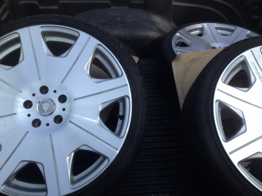 ต้องการขายล้อ vip ขอบ 20 พร้อมยาง 225 35 20 ยางใหม่ๆเลยครับ