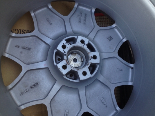 ต้องการขายล้อ vip ขอบ 20 พร้อมยาง 225 35 20 ยางใหม่ๆเลยครับ