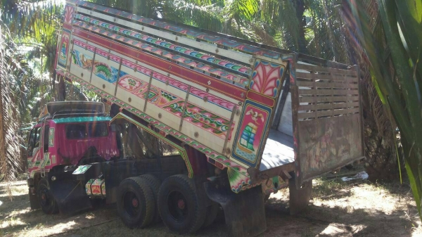 รถฮีโน่ 10 ล้อดั้ม FM3H  เปลื่ยนเครื่อง 195 แรงม้า. ปี 39   สนใจติดต่อ  081 - 6079515