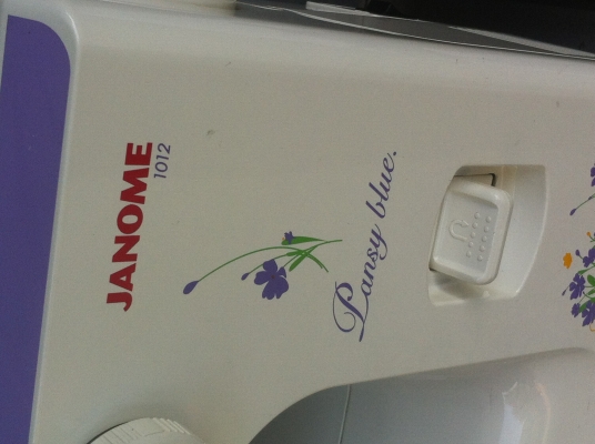 จักรเย็บผ้า JANOME  สภาพค่อยข้างใหม่มาก เย็บเส้นตรง ซิกแซด และลายแบบต่างๆ