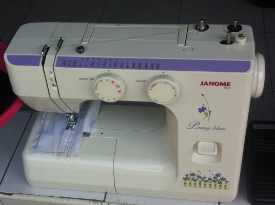 จักรเย็บผ้า JANOME  สภาพค่อยข้างใหม่มาก เย็บเส้นตรง ซิกแซด และลายแบบต่างๆ