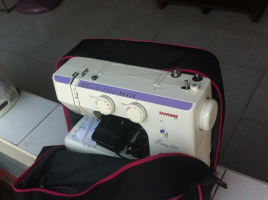 จักรเย็บผ้า JANOME  สภาพค่อยข้างใหม่มาก เย็บเส้นตรง ซิกแซด และลายแบบต่างๆ