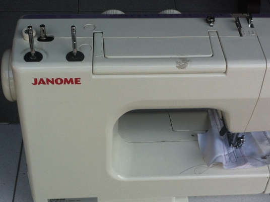 จักรเย็บผ้า JANOME  สภาพค่อยข้างใหม่มาก เย็บเส้นตรง ซิกแซด และลายแบบต่างๆ