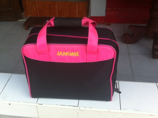 จักรเย็บผ้า JANOME  สภาพค่อยข้างใหม่มาก เย็บเส้นตรง ซิกแซด และลายแบบต่างๆ