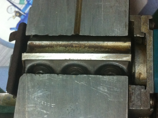 กบไฟฟ้า Makita รุ่น 1100 ขนาดกำลัง 750 W. สภาพพร้อมใช้งานใบมีดคม