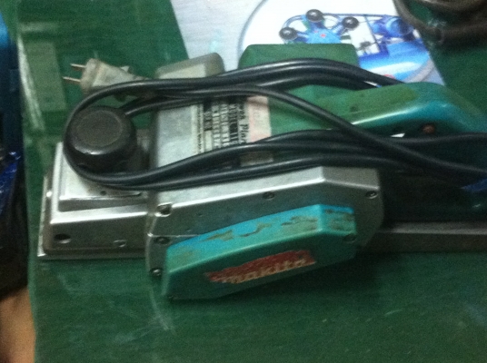 กบไฟฟ้า Makita รุ่น 1100 ขนาดกำลัง 750 W. สภาพพร้อมใช้งานใบมีดคม