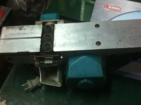 กบไฟฟ้า Makita รุ่น 1100 ขนาดกำลัง 750 W. สภาพพร้อมใช้งานใบมีดคม