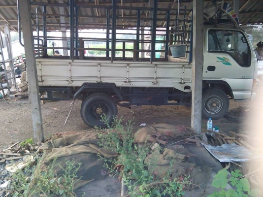 **390,000 บ.ต่อรอง///6ล้อเล็ก NKR-135** ขาย ISUZU NKR-135 6ล้อเล็ก ประกอบ NKR66E 4HF1-135HP ปี2551 เครื่องเดิม เกียร์เดิม เครื่องดี แน่นดี แรง เกียร์ดีไม่หลุด ช่วงล่างแน่น คานหน้าเป็นแหนบแล้ว เฟืองท้ายเพลาลอย คัสซีสวยเดิมๆ ไม่ปะไม่ดาม กระบะพื้นไม้คอกเหล็ก