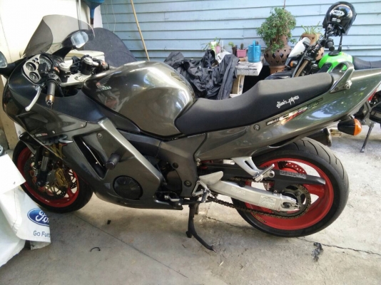 ขาย.honda blackbird ปี2000สรรพสารมิตรแท้สภาพสวยมากพร้อมของแต่งท่อแต่งทั้งเส้น