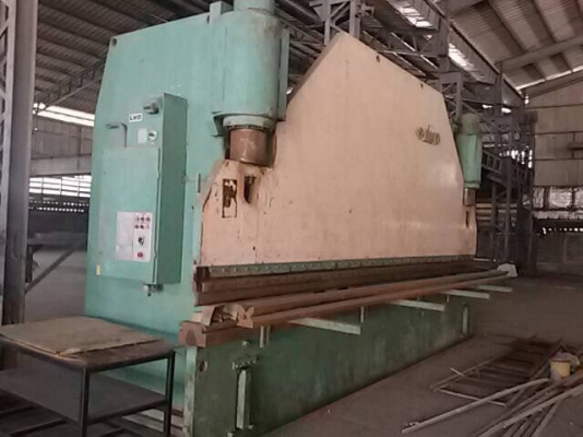 ขายเครื่องตัดกับเครื่องพับยี่ห้อLVD300tonยาว6เมตรขายคู่คับ