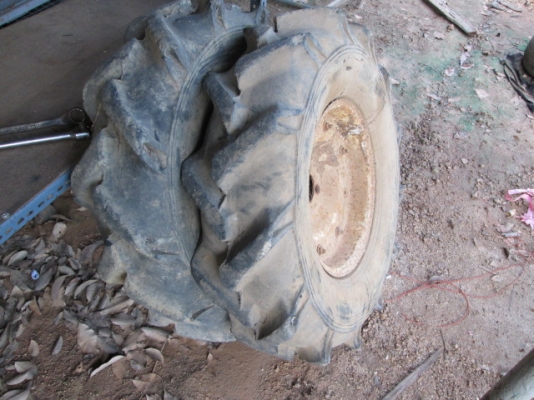 ขายคู่ละ 3,000  บาท ล้อยางรถไถเดินตามครับ