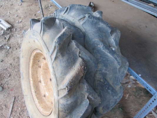 ขายคู่ละ 3,000  บาท ล้อยางรถไถเดินตามครับ