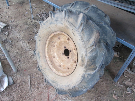 ขายคู่ละ 3,000  บาท ล้อยางรถไถเดินตามครับ