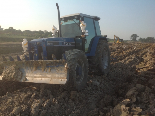 ขายรถไถ8240แอรเย็นรถเ่านอกใช้งานได้3เดือนเอกสารเล่มทะเบียน ขายรถไถ8240แอรเย็นรถเ่านอกใช้งานได้3เดือนเอกสารเล่มทะเบียน