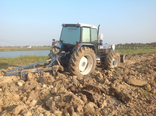 ขายรถไถ8240แอรเย็นรถเ่านอกใช้งานได้3เดือนเอกสารเล่มทะเบียน